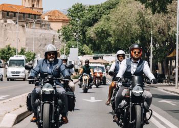 HVALEVRIJEDNA AKCIJA Moto vožnja Splitom u finim odijelima protiv raka prostate