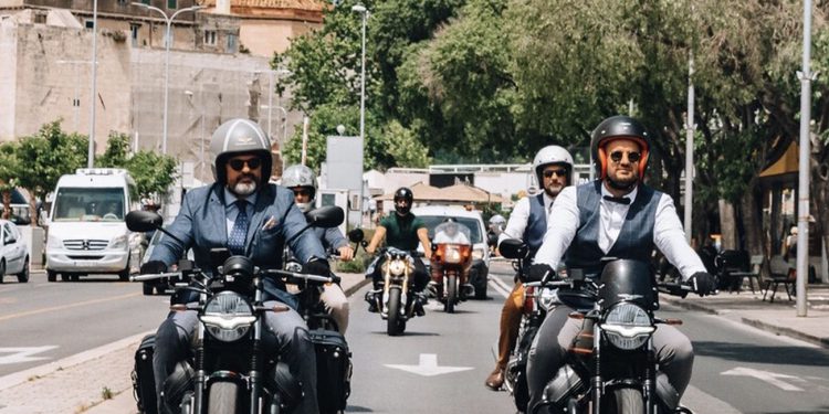 HVALEVRIJEDNA AKCIJA Moto vožnja Splitom u finim odijelima protiv raka prostate
