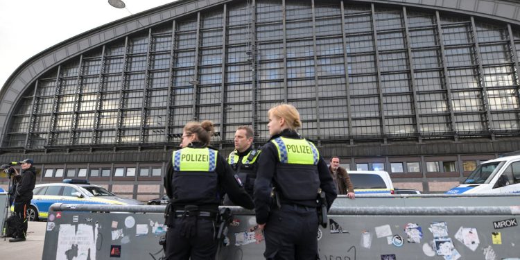 Hamburg ubod: glavna policijska istraga u tijeku nakon 12 ozlijeđenih u nožem željezničke stanice