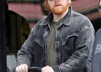 Harry Potter zvijezda Rupert Grint svaki je centimetar koji dotiče tatu dok gura New Baby Goldie u kolica tijekom ležerne šetnje s djevojkom Georgia Groome