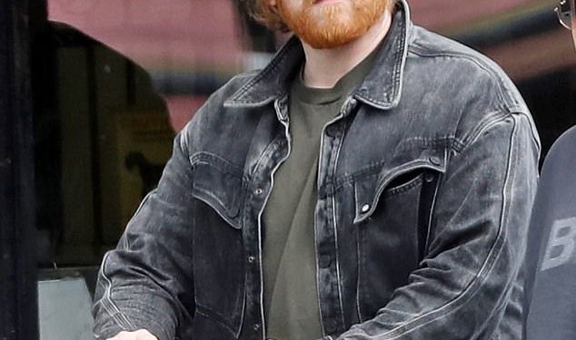 Harry Potter zvijezda Rupert Grint svaki je centimetar koji dotiče tatu dok gura New Baby Goldie u kolica tijekom ležerne šetnje s djevojkom Georgia Groome
