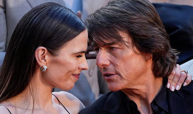 Hayley Atwell dijeli privrženi trenutak s vodećim čovjekom Tomom Cruiseom dok prisustvuju premijeri New Yorka misije: nemoguće 8 – usred njegove svježe romanse s Ana de Armas