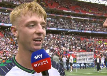 Heroj Sunderlanda Tommy Watson uhvatio se za TV zabludu u zraku nakon što je zapečatio povratak Premier lige u dramatičnom finalu doigravanja u svojoj posljednjoj utakmici za klub