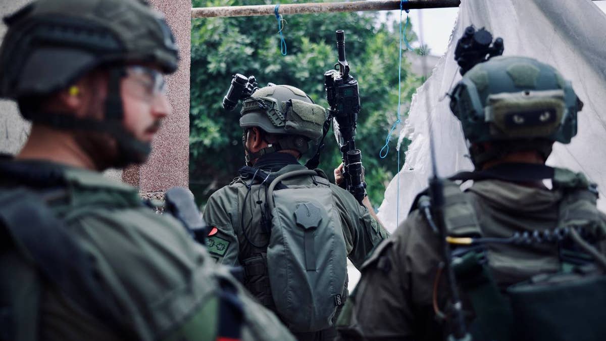 IDF trupe u blizini bolnice Al-Shifa u Gazi.