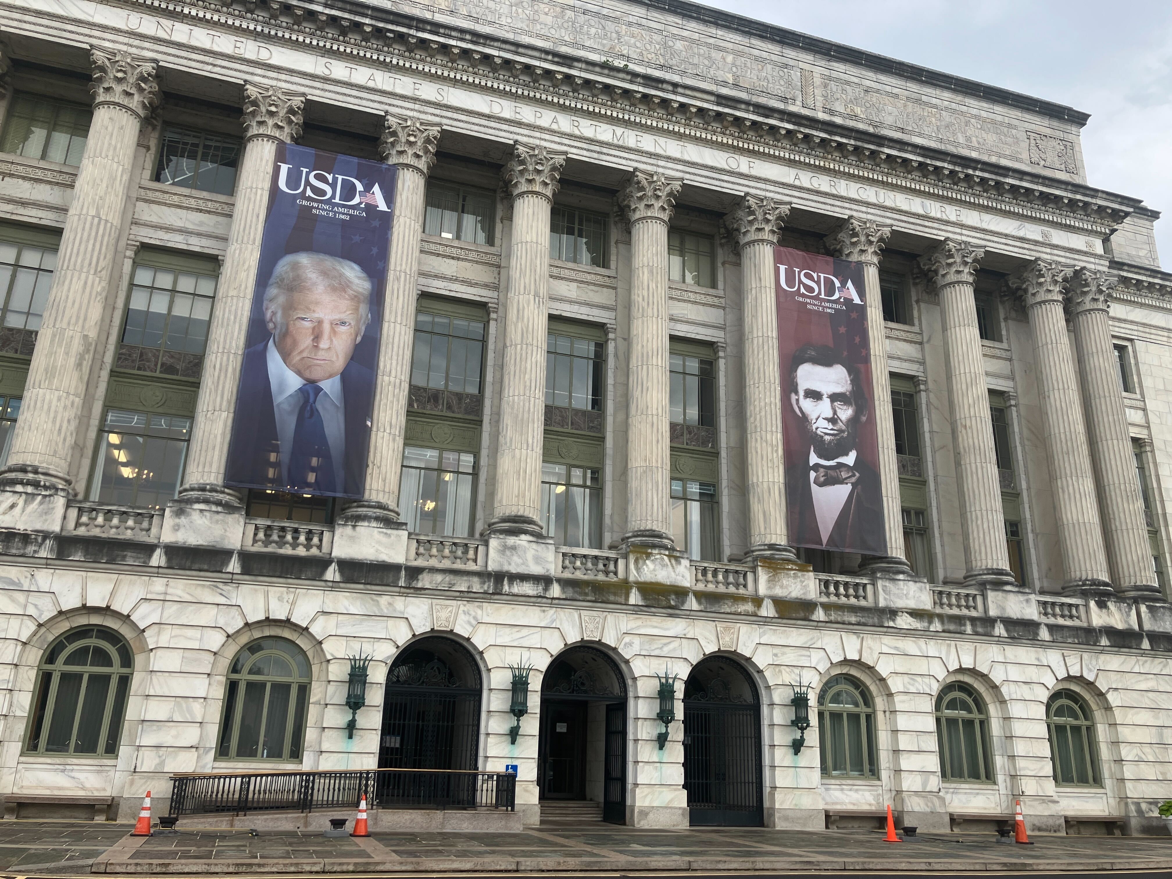 Veliki transparenti postavljeni na fasadi američkog Ministarstva poljoprivrede, predsjednik Donald Trump i predsjednik Abraham Lincoln