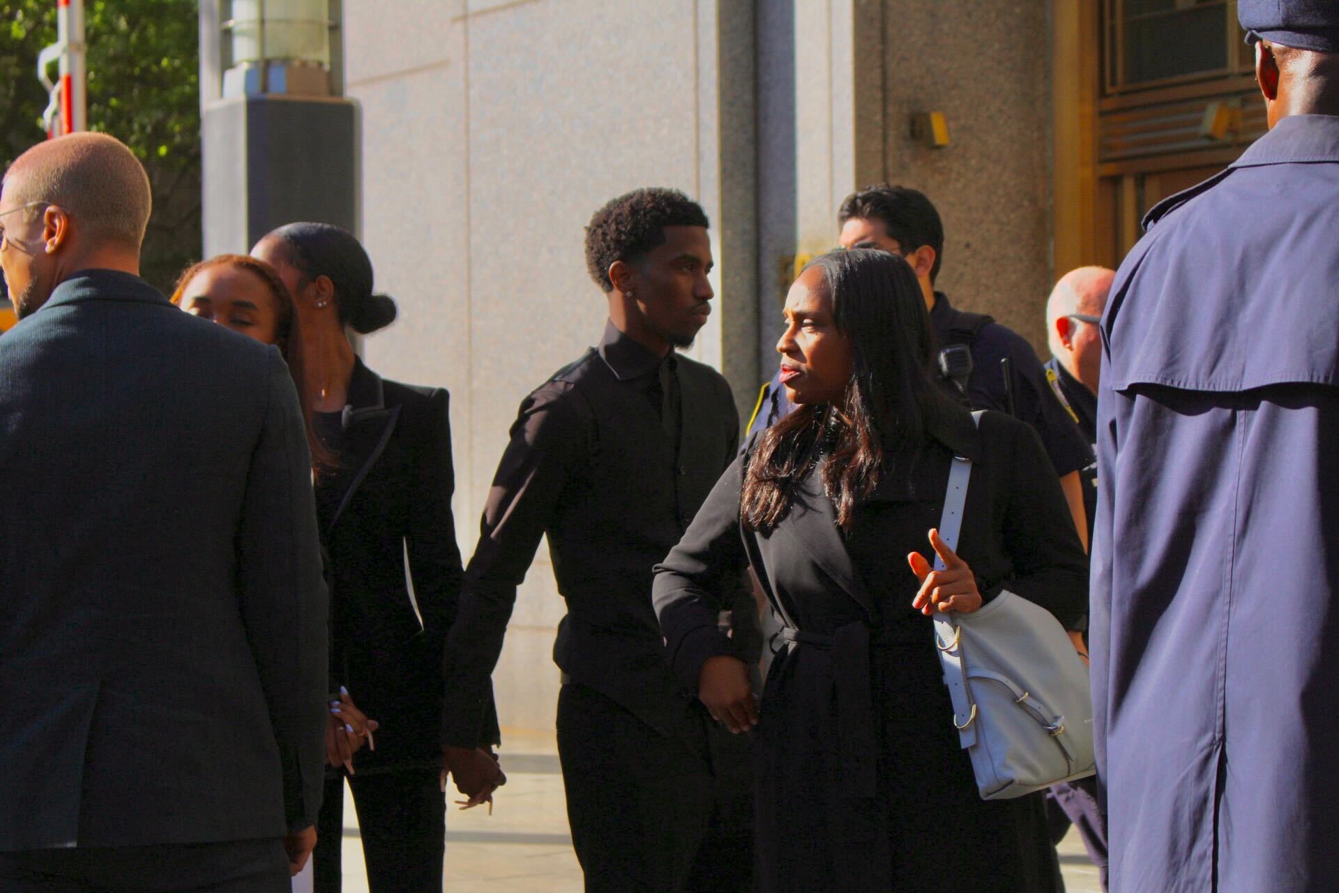 Christian Combs ulazi u sudnicu držeći se za ruke sa svojom braćom i sestrama.