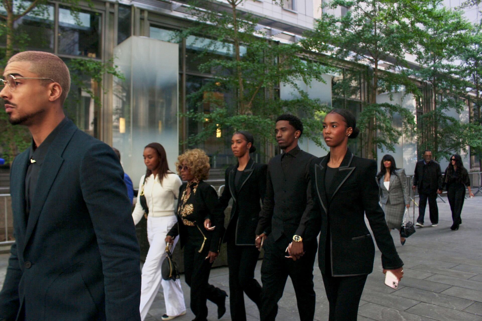 Chance Combs drži se za ruke s Janice Combs, D'Lila Combs, Christian Combs i Jessie Combs