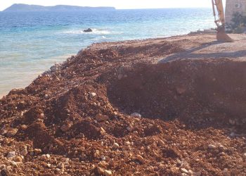 INVESTITOR IGNORIRA ZAKON I UPOZORENJA? Pri gradnji ribarske luke, u Komiži se u more bez ikakvih problema istovara zabranjena zemlja!