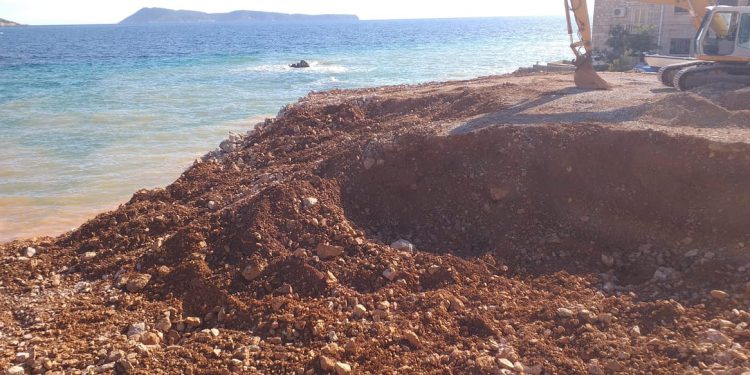 INVESTITOR IGNORIRA ZAKON I UPOZORENJA? Pri gradnji ribarske luke, u Komiži se u more bez ikakvih problema istovara zabranjena zemlja!