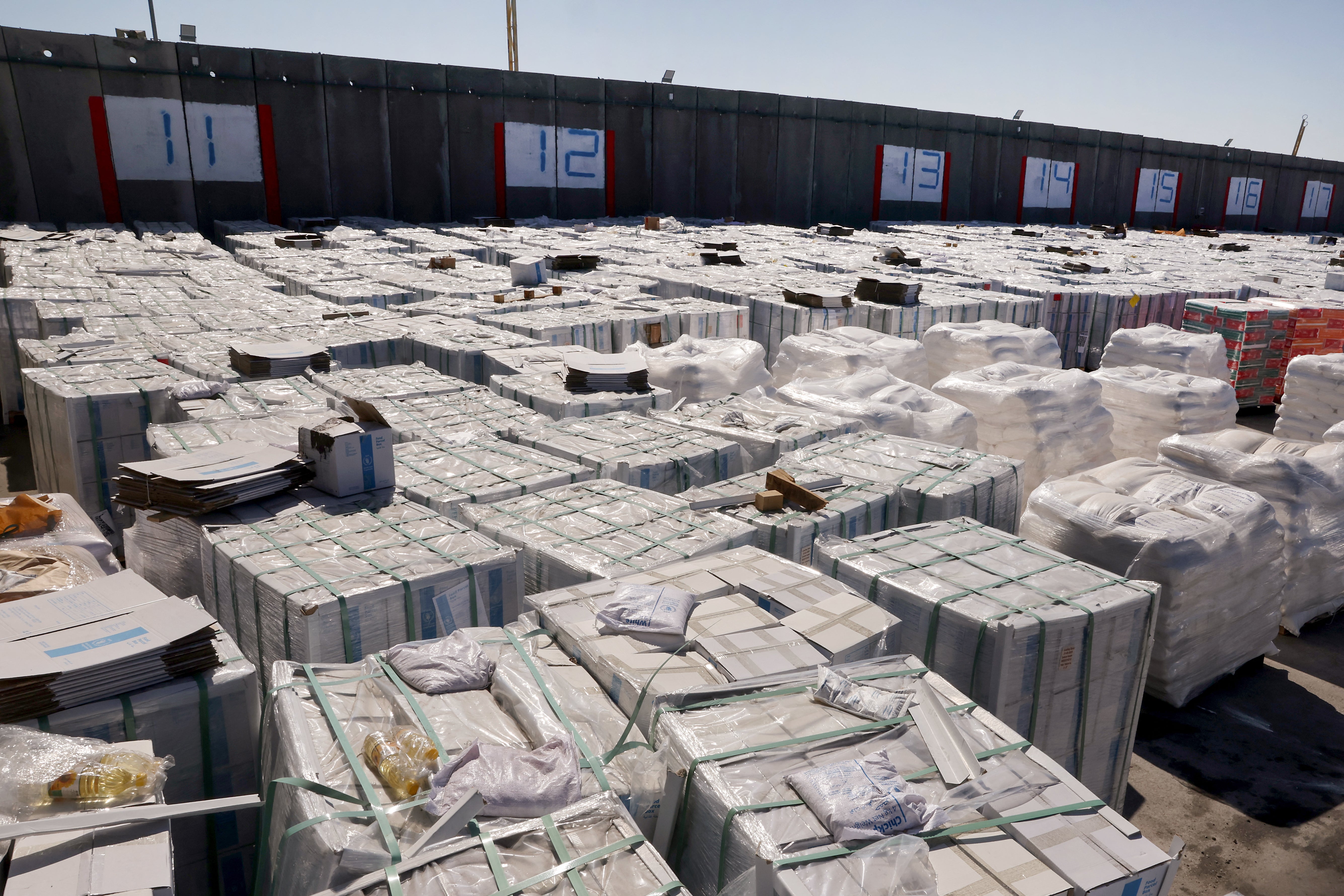 Humanitarna pomoć čekanje namijenjeno Gazi pričekajte na prijelazu Kerema Shalom između južnog Izraela i pojasa Gaze, 29. svibnja 2025. godine usred rata koji je u tijeku između Izraela i Hamasa
