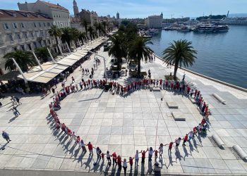 “IZ LJUBAVI – NAŠIH PRVIH 30” Milenijska fotografija Šime Strikomana na splitskoj Rivi