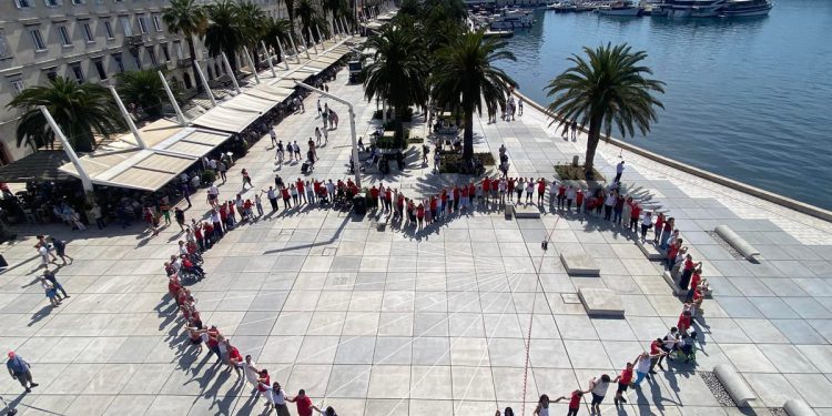 “IZ LJUBAVI – NAŠIH PRVIH 30” Milenijska fotografija Šime Strikomana na splitskoj Rivi