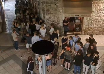 Iako je ujutro radni dan, ogromni redovi za splitski klub u staroj gradskoj jezgri
