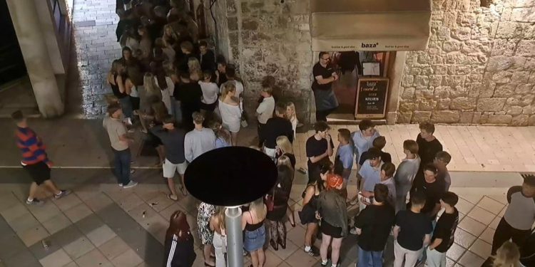 Iako je ujutro radni dan, ogromni redovi za splitski klub u staroj gradskoj jezgri