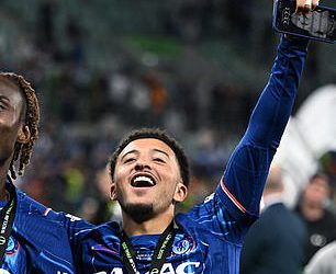 Igrač Chelseaja Jadon Sancho Fuels izlazi s glasinama s reperom Saveetie nakon što je izložio svoj zaključani ekran tijekom Chelseajeve konferencijske ligaške trofejne proslave