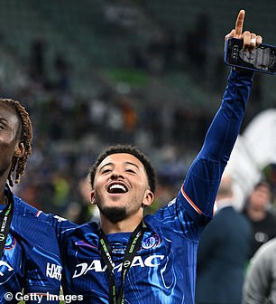 Igrač Chelseaja Jadon Sancho Fuels izlazi s glasinama s reperom Saveetie nakon što je izložio svoj zaključani ekran tijekom Chelseajeve konferencijske ligaške trofejne proslave