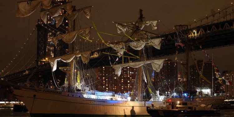 Ikonični most Brooklyn nije pretrpio značajnu strukturnu štetu kada se meksička mornarica srušila u raspon ubijajući dva