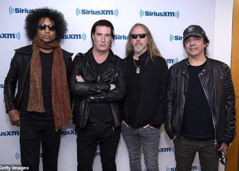 Ikonični turneja od 90 -ih godina rock bend nakon što bubnjar pati u medicinskoj pomoći