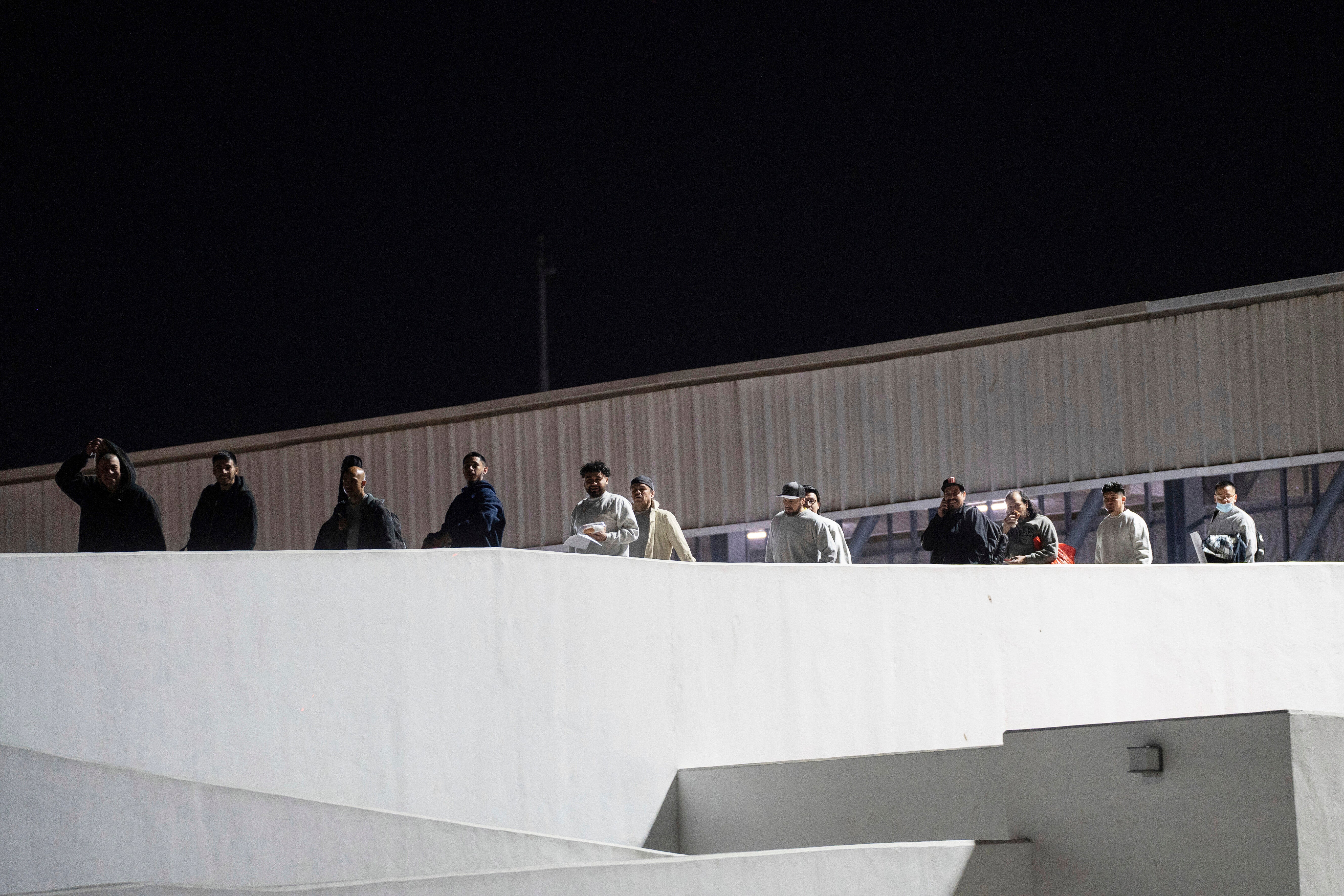 Imigranti ulaze u Meksiko 21. siječnja nakon što su deportirani iz Ujedinjenih kamata. Trump želi pojačati uklanjanje letova u zemlju i okrenuti se drugim stranim vođama kako bi prihvatili deportirane imigrante