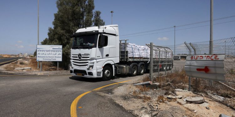 Izrael omogućuje kamionima za prvu pomoć da uđu u Gazu dok Netanyahu kaže da će snage preuzeti potpunu kontrolu nad teritorijom