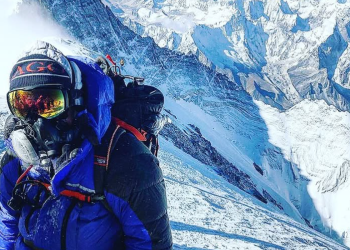 Izuzetno iskusni američki planinarski matrici od srčanog zastoja penjajući se 27.838 ft vrha