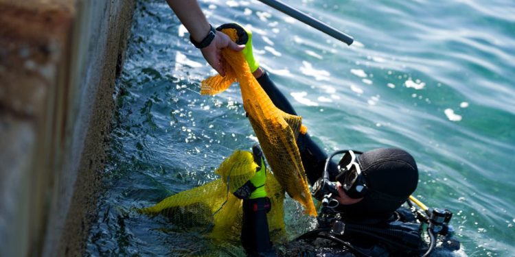 Izvukli betonske kante za smeće i konstrukciju napuštenog plažnog objekta