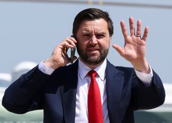 JD Vance naginjao se za komentare o anketama tijekom intervjua za Fox News