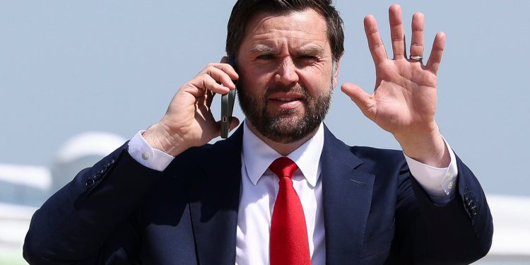 JD Vance naginjao se za komentare o anketama tijekom intervjua za Fox News