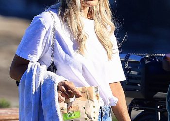 Jackie O Henderson pokazuje svoju super vitku figuru u vrećastim trapericama dok izlazi u Sydney sa zdravom zalogajem