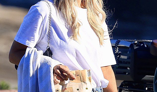 Jackie O Henderson pokazuje svoju super vitku figuru u vrećastim trapericama dok izlazi u Sydney sa zdravom zalogajem