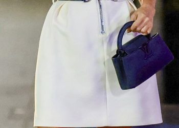 Jackie ‘o’ Henderson omamljuje od 18.000 dolara u vrijednosti Louis Vuitton dok ona odlazi za zabavu za otvaranje nagrade Archibald s Pal Pip Edwards