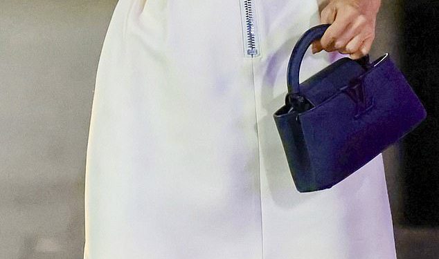 Jackie ‘o’ Henderson omamljuje od 18.000 dolara u vrijednosti Louis Vuitton dok ona odlazi za zabavu za otvaranje nagrade Archibald s Pal Pip Edwards