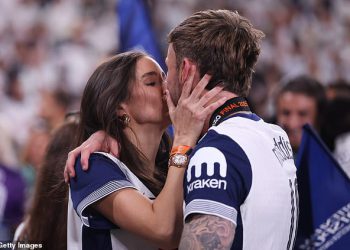 James Maddison ljubi djevojku Kennedy Alexa dok zvijezde Tottenhama osjeća ljubav na terenu nakon što je završila trofejnu sušu s trijumfom lige Europa lige