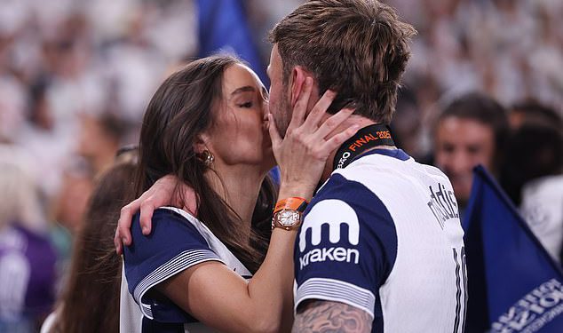 James Maddison ljubi djevojku Kennedy Alexa dok zvijezde Tottenhama osjeća ljubav na terenu nakon što je završila trofejnu sušu s trijumfom lige Europa lige