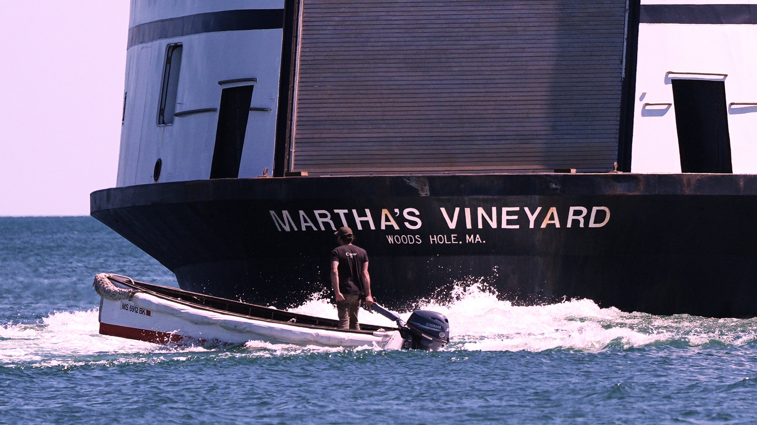 Muškarac kreće se iza trajekta Martha's Vineyard, ponedjeljak, 12. svibnja 2025., u Vineyard Haven, Massachusetts (AP Photo/Charles Krupa)