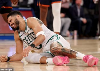 Jayson Tatum skinuo se u invalidskim kolicima nakon što je pretrpio zabrinutu ozljedu bez kontakta u NBA doigravanju