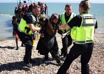 Jedan mrtav nakon malog broda koji je prevozio migrante prekriva se u pokušaju prijelaza kanala