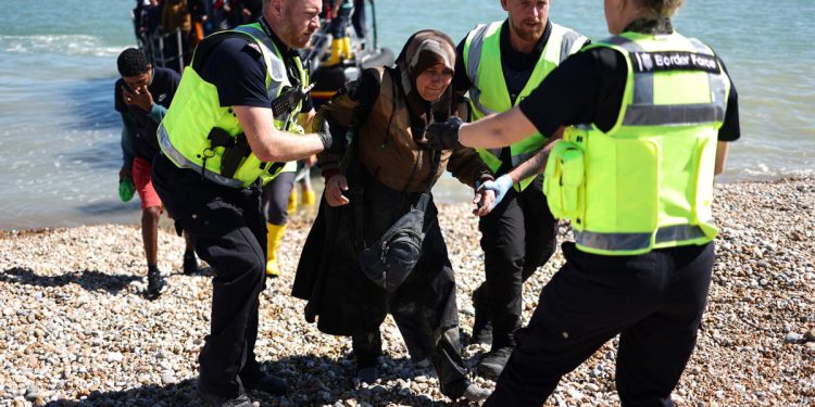 Jedan mrtav nakon malog broda koji je prevozio migrante prekriva se u pokušaju prijelaza kanala