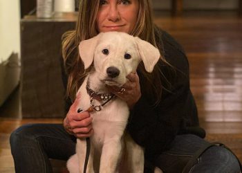 Jennifer Aniston Panics nakon što je slučajno procurila privatne detalje na odmučenoj fotografiji snimljenom u kući