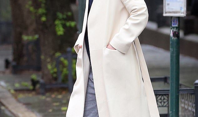 Jennifer Lawrence izgleda kao da se otkotrljala iz svoje kupaonice dok nosi papuče i ogrtač u NYC -u