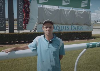 Jockeys su navodno ušli u borbu za stazu koja je ostavila toliko teško ozlijeđenu da mu je zabranjeno utrke najmanje 12 dana