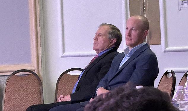 Jordon Hudson prekriven bikinijem daje dečku Billu Belichicku namignuvši dok je promatra kako se natječe na izboru za Miss Maine