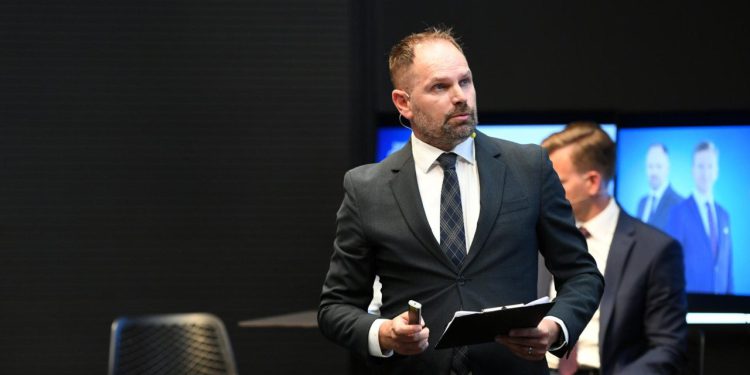 Kad mediji Dujelu prikazuju kao hibrida Supermena i Robin Hooda, možemo biti sigurni da je ”katica za sve” preveslala i novinare i stvarnost