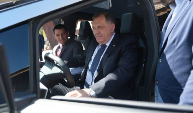 Kako je Milorad Dodik vozio Cybertruck na Jahorini, iako vozilo nije dopušteno za vožnju u Europi?