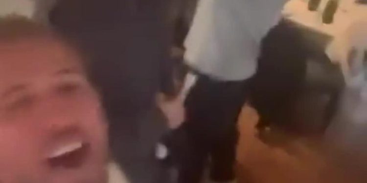 Kane slavi svoj prvi trofej: Potpulcija je sve smiješan