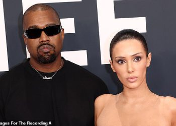 Kanye West upućuje suprugu Bianca Censori u raskošnom pucanju sa sestrom dok se bavi mesom u kožnom tangu