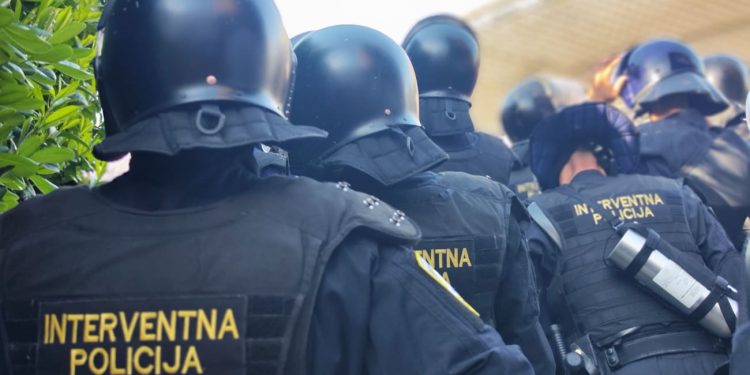 Kaos nakon utakmice: U Splitu privedeno 160 ljudi, napadnuti policajci kod Poljuda