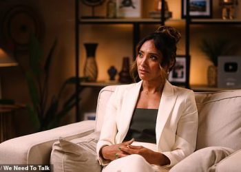 Karen Hauer suze, strogo otkriva da bi ‘ostala s bivšim suprugom Kevinom Cliftonom dok inzistira na tome da’ pripadaju zajedno ‘