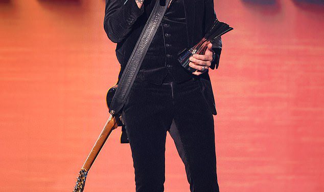 Keith Urban otkriva simpatični nadimak za suprugu Nicole Kidman dok vodi pobjednike na ACM Awards 2025