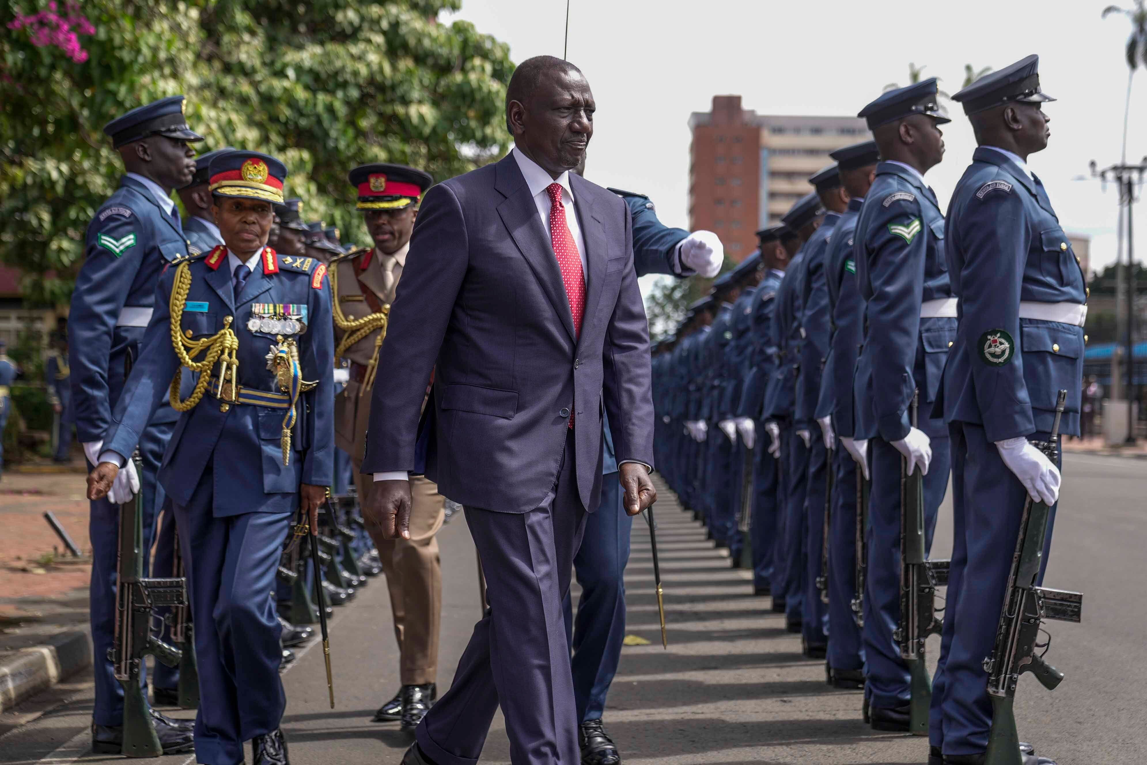 Kenijski predsjednik William Ruto, Centar, preispituje časnu stražu nakon dolaska kako bi dao adresu države nacije u zgradama parlamenta u Nairobiju, Kenija, u četvrtak, 21. studenog 2024. (AP Photo/Brian Inganga)